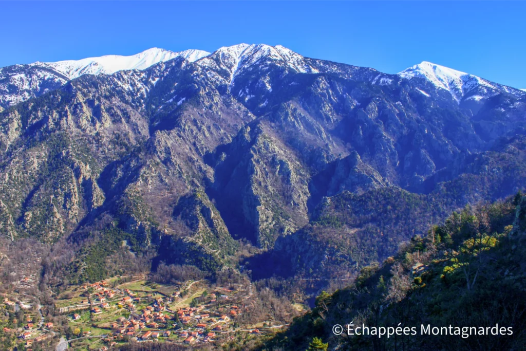 Randonnée tour de Goa - Le Canigou, toujours lui, et le village de Casteil presque 2000 mètres plus bas...