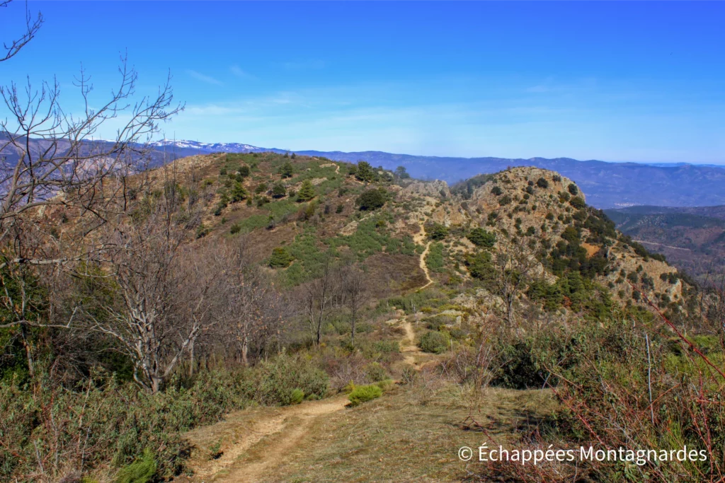 Randonnée tour de Goa - Après un magnifique moment près de la tour, à admirer toute la région, nous entamons la descente le long d'une superbe crête bien colorée