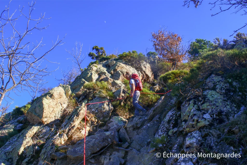 Randonnée tour de Goa - Une main courante sécurise un passage assez raide mais sans grosse difficulté. Il ne reste ensuite plus qu'une longue descente en lacets dans la forêt