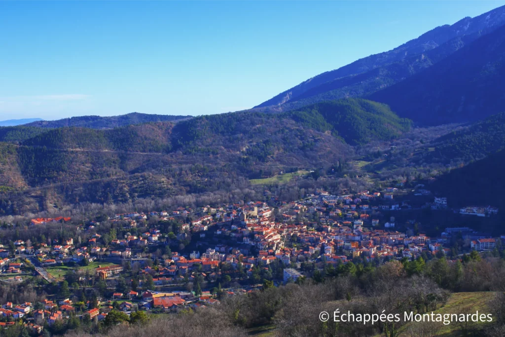 Randonnée tour de Goa - Après une première ascension sur de beaux chemins, nous atteignons le Pla d'Amunt et profitons déjà de belvédères sur Vernet et le Conflent