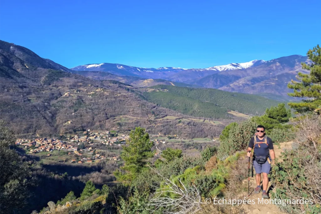 Randonnée tour de Goa - Nous continuons à monter, et apercevons le village de Sahorre (en contrebas) et le Madrès enneigé
