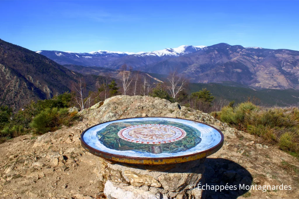 Randonnée tour de Goa - Vue en direction du Madrès et du massif du Carlit : on distingue facilement le plus haut sommet des Pyrénées-Orientales (2921 m)