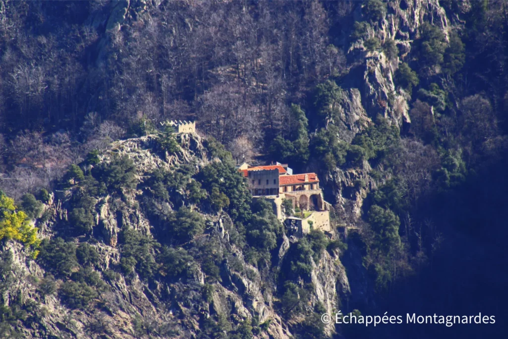 Randonnée tour de Goa - Vue sur l'abbaye Saint-Martin du Canigou, accrochée à la montagne