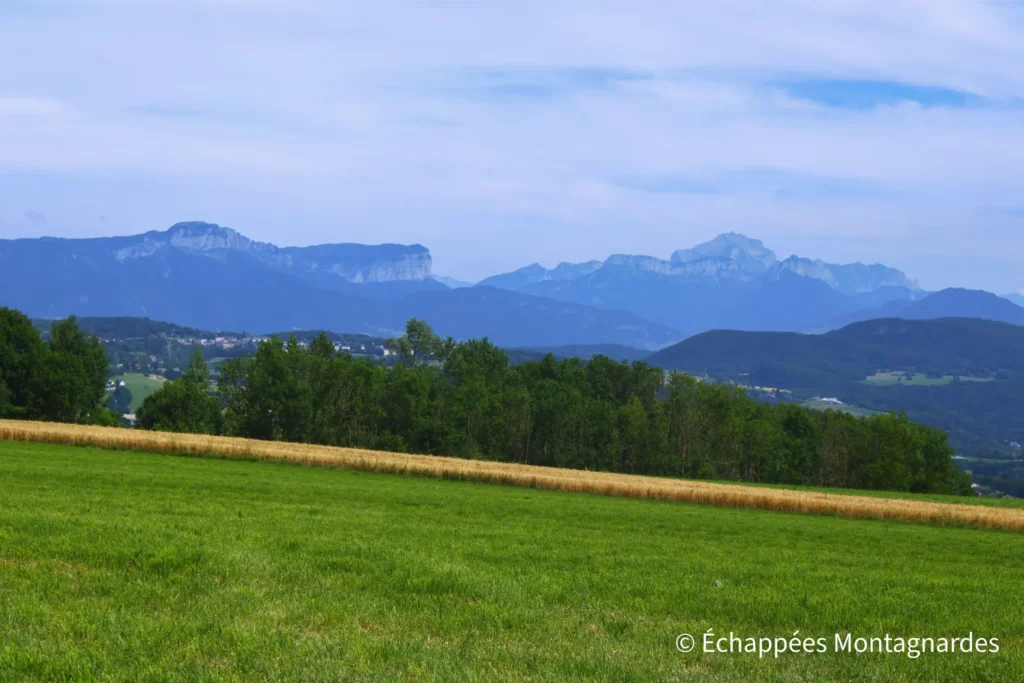 Traversée du Jura étape 20 - Vue sur l'impressionnant sommet de la Tournette (2350 m), de l'autre côté du lac d'Annecy