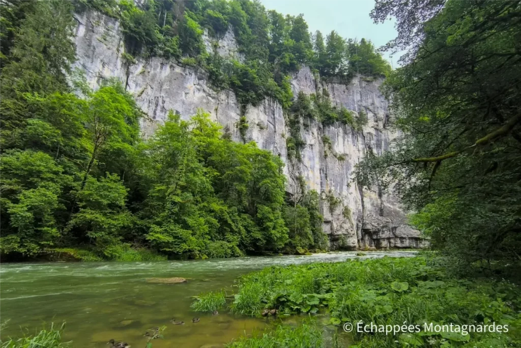 Traversée du Jura étape 4 - Les gorges du Doubs, surprenantes et majestueuses. Quelle belle étape sur la traversée du Jura !
