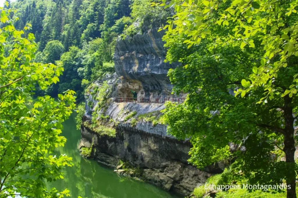 Traversée du Jura étape 5 - Chemin taillé dans la roche le long du lac de Moron
