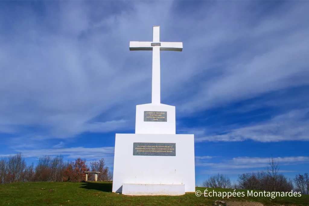 Randonnée Tuc de Montcalivert - Croix au sommet du Tuc de Montcalivert (677 m)