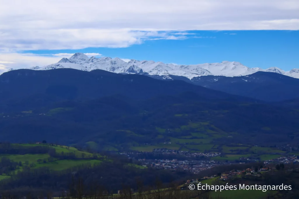 Randonnée Tuc de Montcalivert - En premier lieu, le Mont Valier (2878 m) et tous ses proches voisins. Tout à l'ouest, le pic de Barlonguère (2802 m)