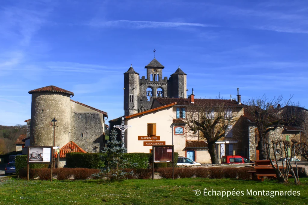 Randonnée Tuc de Montcalivert - Traversée de Montjoie-en-Couserans, qui dispose notamment d'une jolie église fortifiée
