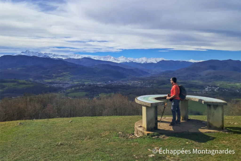 Randonnée Tuc de Montcalivert - Une fois au sommet, le panorama est particulièrement étendu. Pour reconnaitre les multiples sommets des Pyrénées, l'aide de la table d'orientation est bienvenue