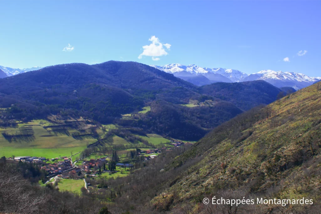 Randonnée Arnave col d'Ijou - Vue sur Arnave et le massif des Trois Seigneurs