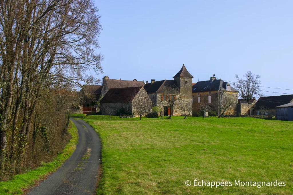 Causse Toujours -randonnée dans le Lot - Dans le même secteur, le hameau d'Aurimont mérite une visite, avec de superbes aménagements architecturaux typiques de la région