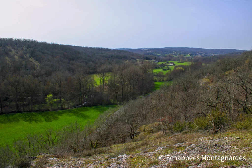 Causse Toujours -randonnée dans le Lot - Superbe belvédère non loin de Pech Curet, avec vue sur la vallée de Lourajou