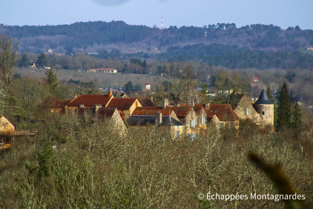 Causse Toujours -randonnée dans le Lot - À travers la végétation, je distingue également des bâtis plus imposants, comme ce magnifique château de Pechimbert