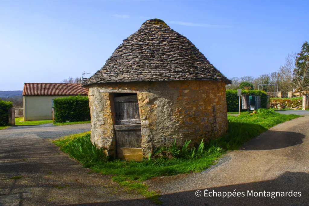 Causse Toujours -randonnée dans le Lot - Hameau de Pech Curet : serait-ce un puits ?