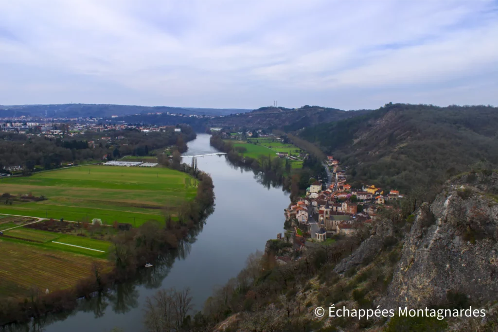 Laroque-des-Arcs, circuit des arts - Arrivée sur les hauteurs de Laroque-des-Arcs : jolie vue sur le village et la vallée du Lot