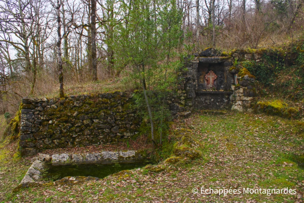 Randonnée gorges de Landorre (Lot) - Je descends vers les gorges en passant par la jolie fontaine de Saint-Perdoux