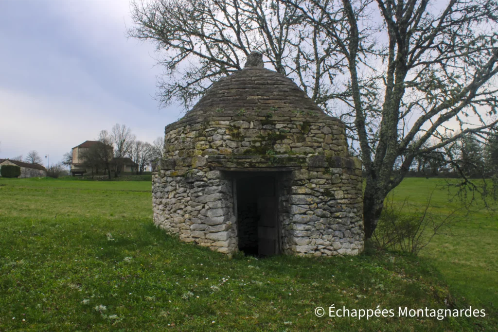 Randonnée gorges de Landorre (Lot) - J'en profite pour découvrir, le long du chemin, les fameuses cazelles, anciennes cabanes en pierres sèches servant d'abri pour les humains et les animaux