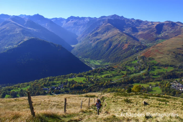 La pente s'accentue : le sentier monte, pleine pente, vers la croix de Garin
