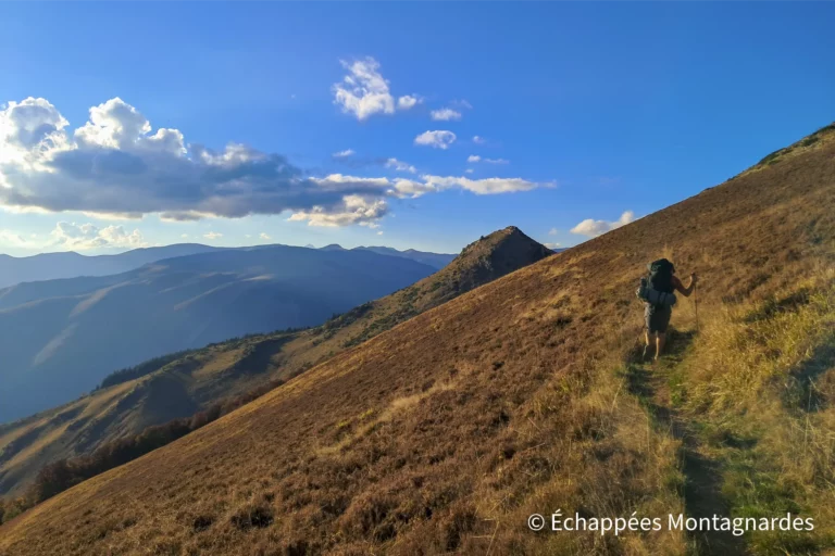 Le sentier passe en contrebas de plusieurs petits sommets : cap de la Pène, Sarrat d'Auèdole, Cap de la Montagnette et enfin Cap de Salières. Les paysages sont splendides.