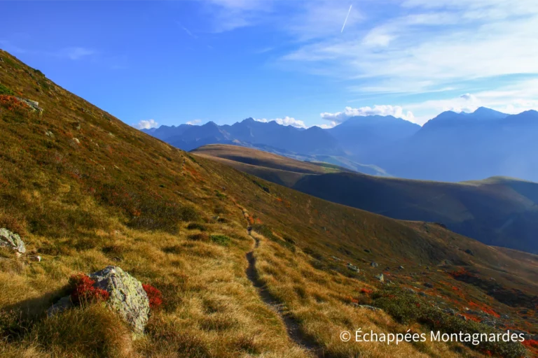 Au-dessus du lac, nous franchissons le col du Lion (2031 m, point culminant du GR®P tour d'Oueil-Larboust) et marchons toujours sur de magnifiques sentiers ouverts sur les hautes montagnes pyrénéennes.