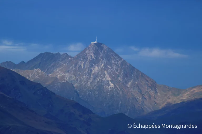Zoom sur le pic du Midi de Bigorre, dont on aperçoit parfaitement l'observatoire et le pylône du téléphérique