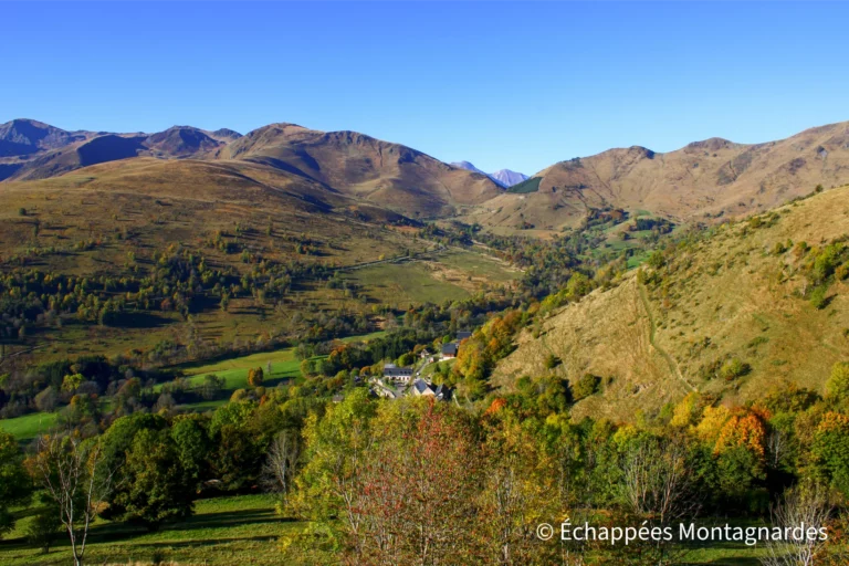 Très vite, nous commençons à grimper. Nous voici sur les hauteurs de Poubeau. Au loin, le col de Peyresourde.