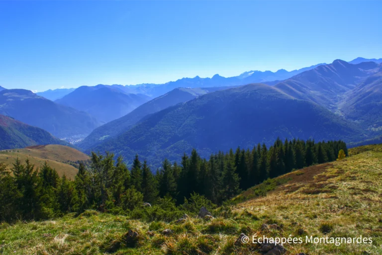 Panorama vers le bas de la vallée. On aperçoit Bagnères-de-Luchon. Le massif de la Maladeta, et notamment l'Aneto, apparait également.