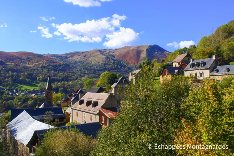 Après avoir franchi la Neste d'Oueil, nous grimpons vers Saccourvielle, autre joli village au pied des crêtes.