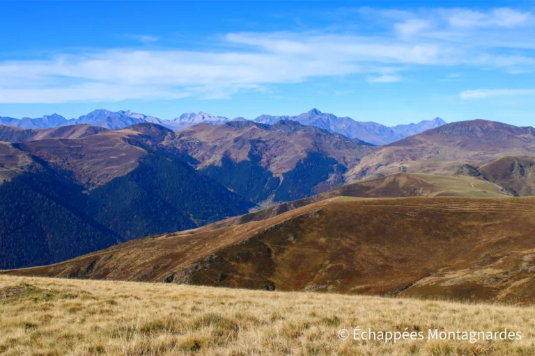 Vers l'ouest, les sommets des Hautes-Pyrénées sont désormais bien visibles : on aperçoit notamment le pic du Midi de Bigorre, l'Arbizon et le pic de Néouvielle.