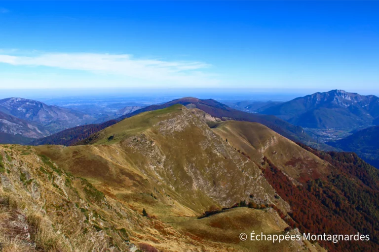 Nous arrivons au sommet d'Anténac (1990 m), où nous profitons d'un panorama à 360 degrés. Ici vers le nord, avec le pic du Gar et la plaine haut-garonnaise.