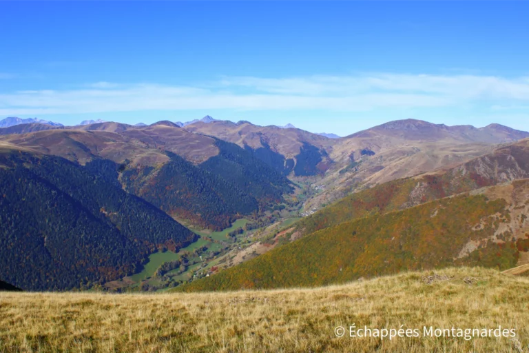 Nous suivons la crête en direction du nord. La vallée d'Oueil se laisse admirer en contrebas.