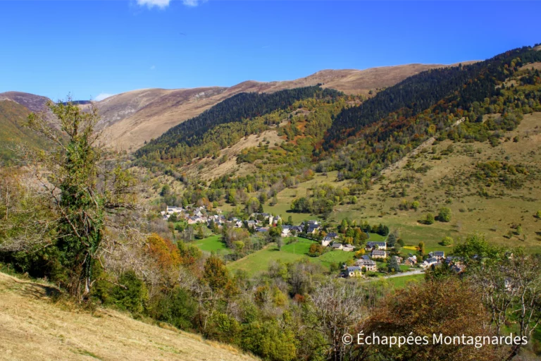 Descente vers la vallée d'Oueil, vue sur le village de Saint-Paul-d'Oueil.