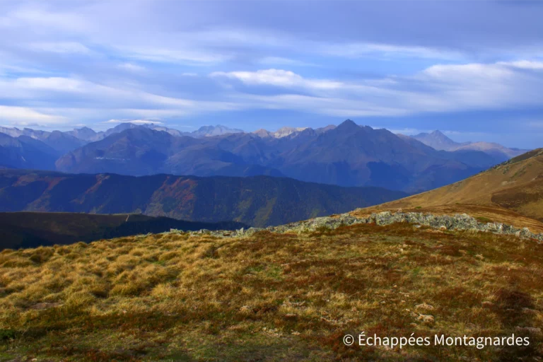 Pour prolonger le plaisir, nous décidons de gravir le sommet de Pouy Louby qui domine le col. La vue y est incroyable...