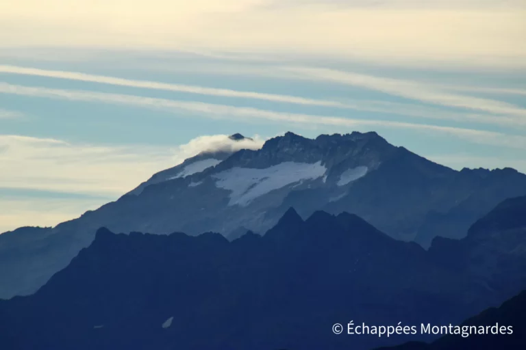 L'Aneto et son glacier. Le sommet a revêtu son écharpe, en prévision du froid automnal...