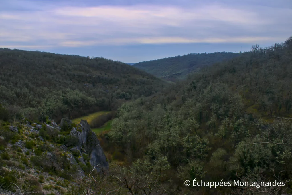 Laroque-des-Arcs, circuit des arts - Je descends dans la superbe combe de Nouaillac, en profitant de jolis points de vue sur les alentours