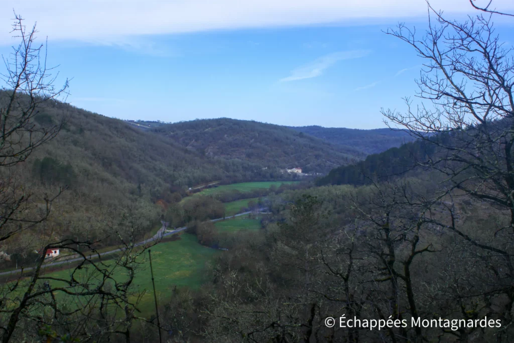 Laroque-des-Arcs, circuit des arts - Le circuit des Arts propose une belle découverte du causse. Première montée parfois raide avec quelques panoramas sur la vallée