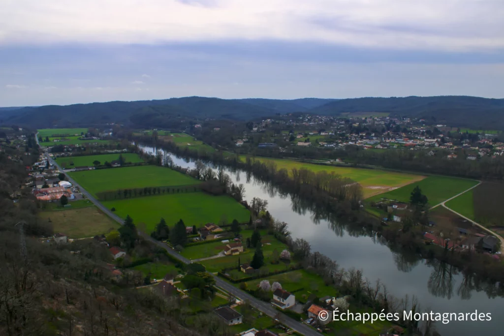 Laroque-des-Arcs, circuit des arts - La vallée du Lot, vers le sud-est. Le contraste entre le causse et cette vallée verdoyante est étonnant !