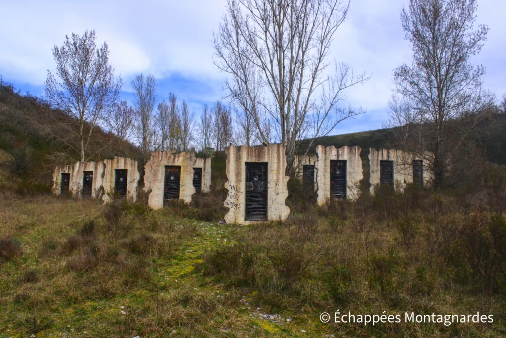 Laroque-des-Arcs, circuit des arts - Plus loin, quelques œuvres à ciel ouvert sont visibles au bord du sentier, comme cet ensemble de portes de prison qui contribuent largement à l'ambiance austère du lieu...