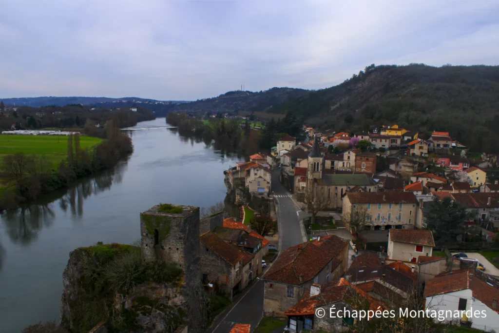 Laroque-des-Arcs, circuit des arts - Je découvre la ruine d'un château en arrivant dans le village. C'est la fin d'une belle et agréable randonnée entre causse et vallée du Lot !