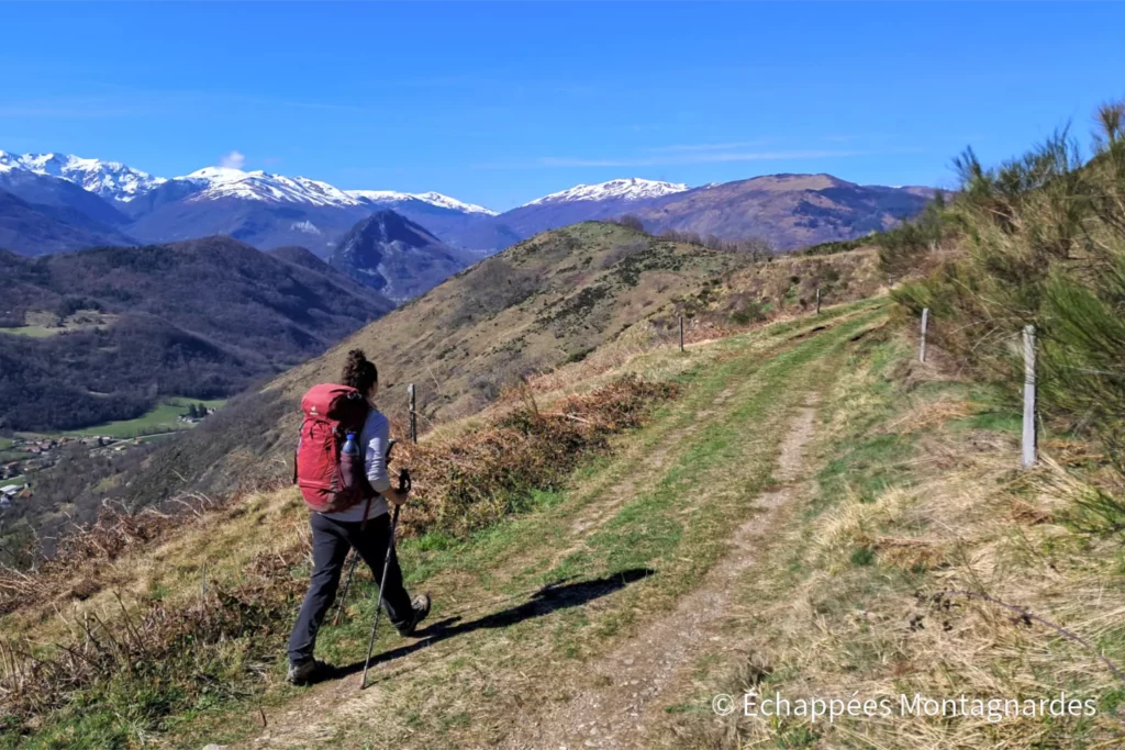 Randonnée Arnave col d'Ijou - Nous passons quelques lieux-dits (Allens, Serres) et commençons à profiter de points de vue ouverts sur les sommets pyrénéens