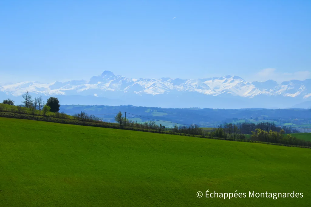 Rieux-Volvestre balcon des Pyrénées - Les Pyrénées apparaissent ! Le Mont Valier trône sur le Couserans