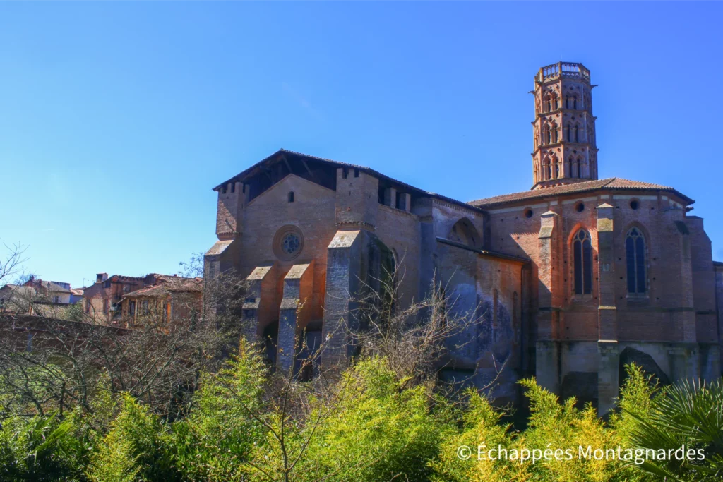 Départ de Rieux-Volvestre : la randonnée va m'emmener sur les hauteurs du village, pour admirer les Pyrénées !