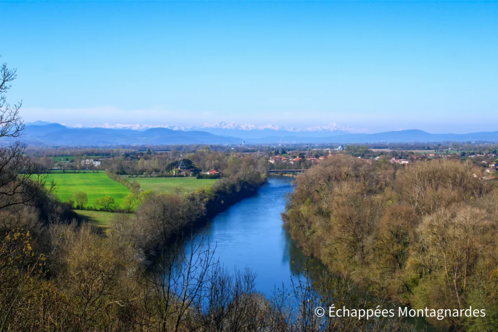 De Rieux-Volvestre au village gaulois - La Garonne, justement. Au loin, de nombreux sommets plus occidentaux, dont le pic du Midi de Bigorre