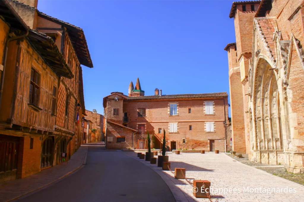 Rieux-Volvestre, fin de cette agréable randonnée au pied de la cathédrale.