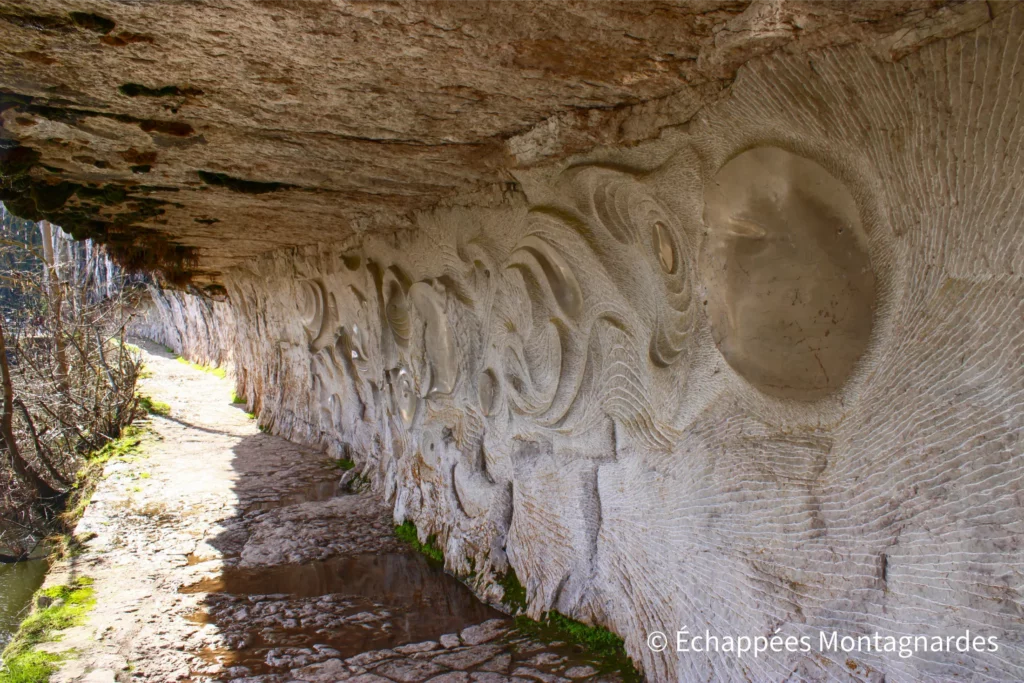 Sculptures de Daniel Monnier, à même la falaise. Le chemin de halage est devenu une véritable galerie d'art !