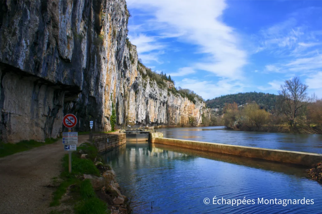 Fin de la portion du chemin de halage taillée dans la falaise. Quelle vue étonnante !