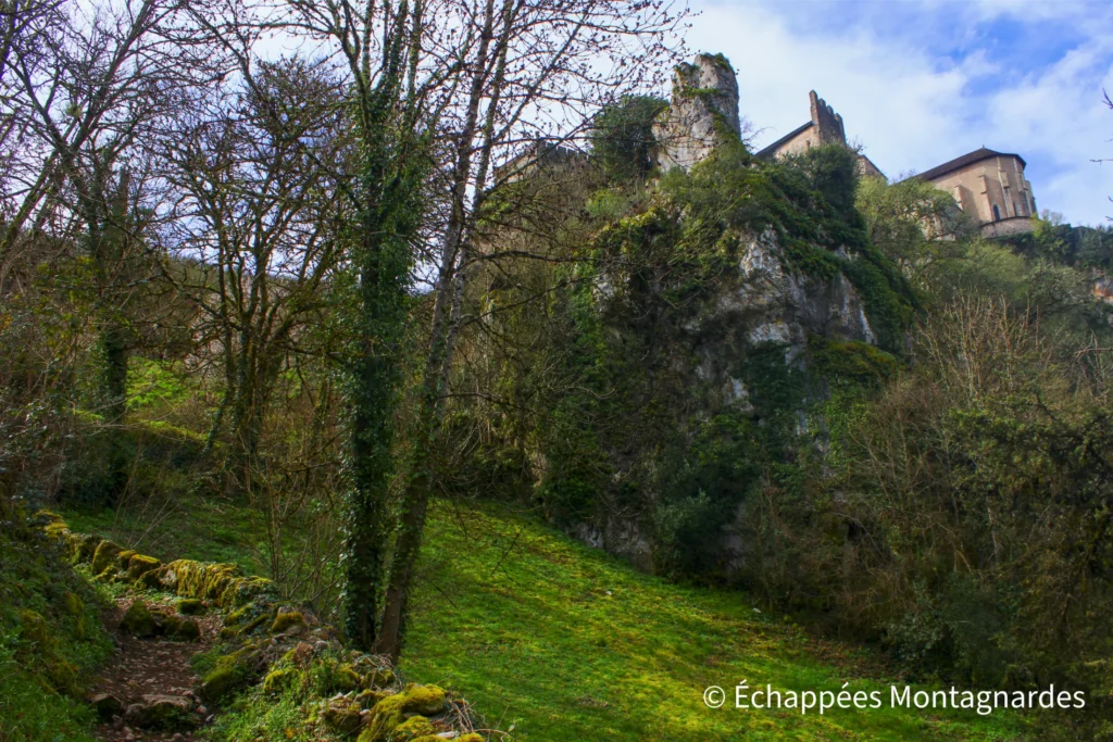 J'atteins le pied du village, que je rejoins par un joli sentier en pierres