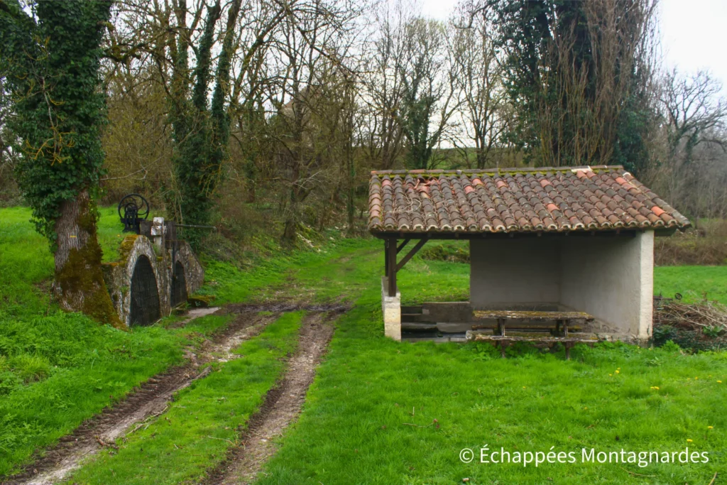 Randonnée gorges de Landorre (Lot) - Lavoir et puits à Trébaïx