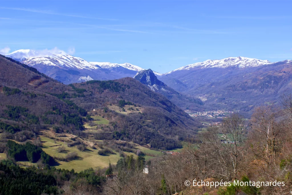 Randonnée Arnave col d'Ijou - Au-delà de la vallée, vue sur le roc de Sédour, le massif des Trois Seigneurs et le massif de l'Arize